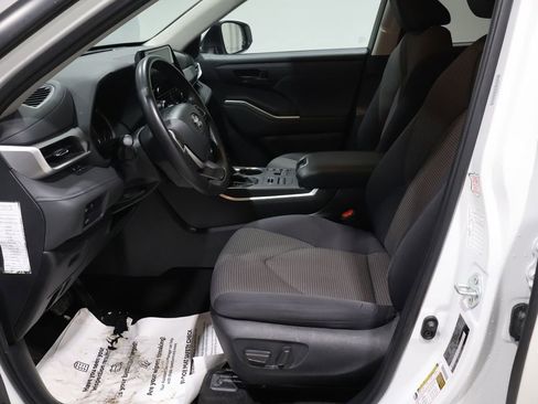 Used 2024 Toyota Highlander LE image 9