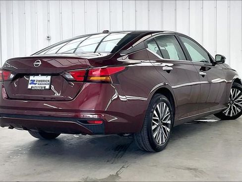 Used 2025 Nissan Altima 2.5 SV FWD image 12