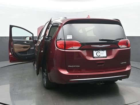 Used 2017 Chrysler Pacifica Limited FWD image 54