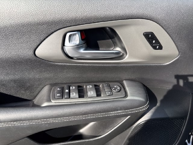 Used 2025 Chrysler Pacifica Select FWD image 11