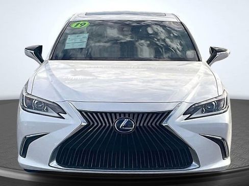 Used 2019 Lexus ES 300h w/ Accessory Package 2 image 3