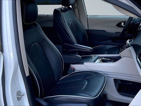 Used 2023 Chrysler Pacifica Limited FWD image 8