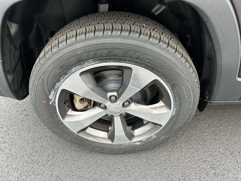 Used 2019 Jeep Cherokee Limited AWD/4WD image 9