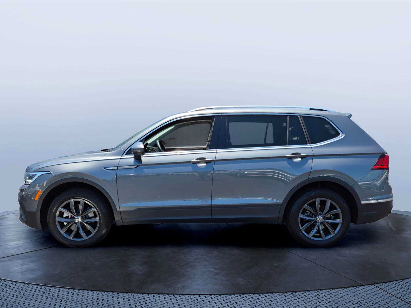 Used 2023 Volkswagen Tiguan SE w/ Panoramic Sunroof Package AWD/4WD image 3