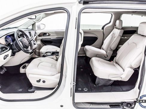 Used 2017 Chrysler Pacifica Touring-L image 24