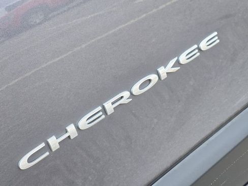 Used 2019 Jeep Cherokee Latitude Plus w/ Comfort/Convenience Group image 12