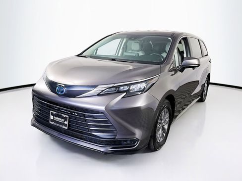 Used 2024 Toyota Sienna LE FWD image 3