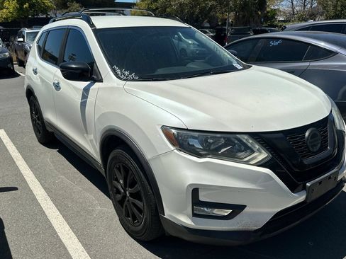Used 2018 Nissan Rogue SV FWD image 2