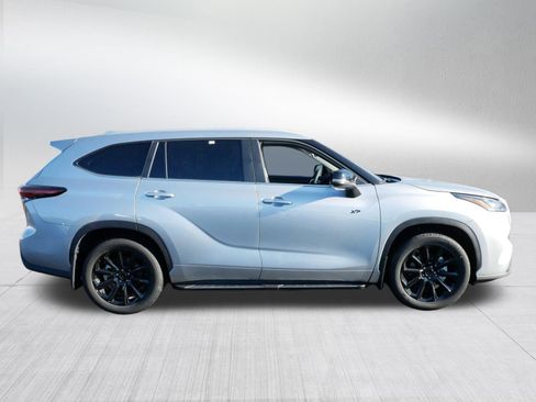 Certified 2025 Toyota Highlander XLE image 8