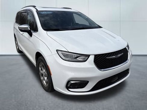 Used 2023 Chrysler Pacifica Limited w/ Uconnect Theater Family Group image 5