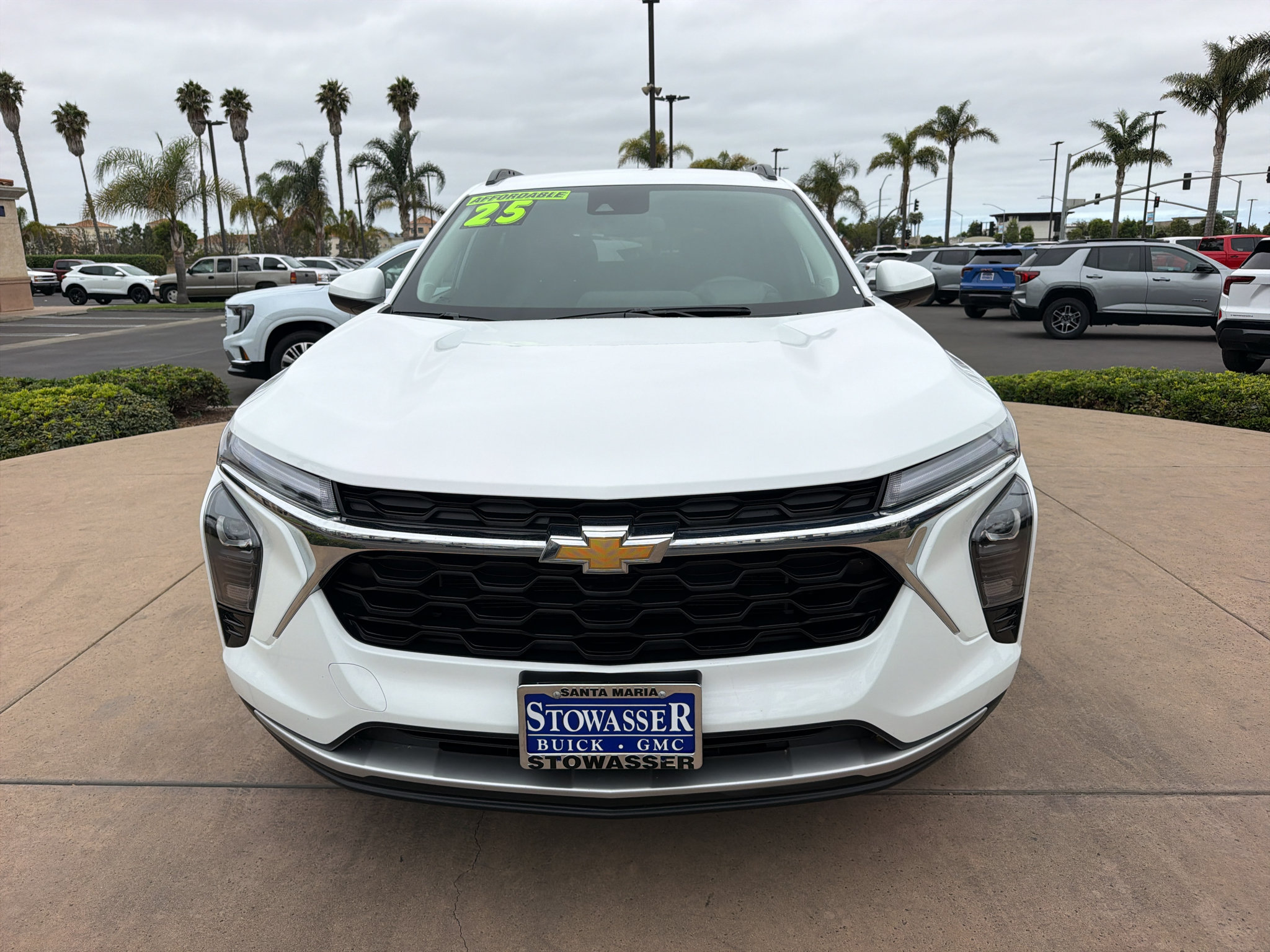Used 2025 Chevrolet Trax LT FWD image 2