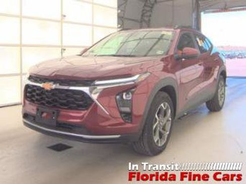 Used 2025 Chevrolet Trax LT w/ LT Convenience Package image 2