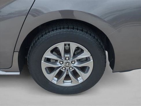 Used 2022 Toyota Sienna XLE FWD image 24