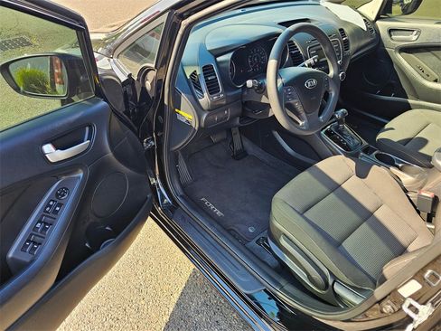 Used 2017 Kia Forte LX image 15