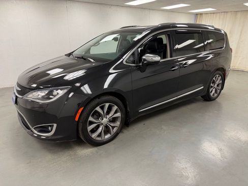 Used 2020 Chrysler Pacifica Limited w/ Tire & Wheel Group FWD image 1