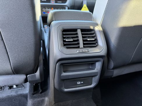 Certified 2025 Volkswagen Taos SE image 33