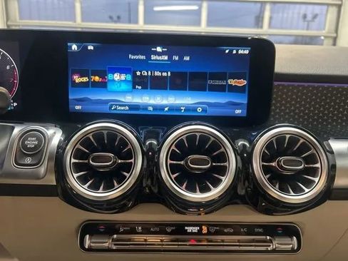 Used 2025 Mercedes-Benz GLB 250 4MATIC image 17