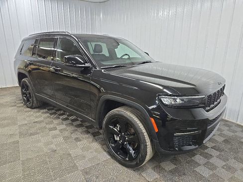 Used 2024 Jeep Grand Cherokee L Limited w/ Black Appearance Package AWD/4WD image 3