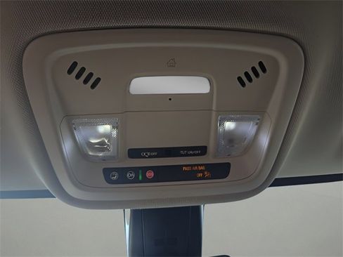 Used 2021 Chevrolet Traverse RS image 17