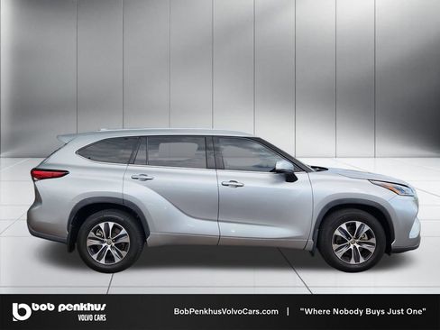 Used 2021 Toyota Highlander XLE AWD/4WD image 24