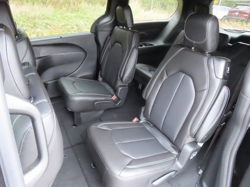 New 2026 Chrysler Pacifica Select w/ S Appearance Package AWD/4WD image 22