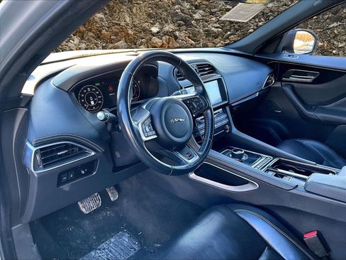 Used 2019 Jaguar F-PACE S image 12