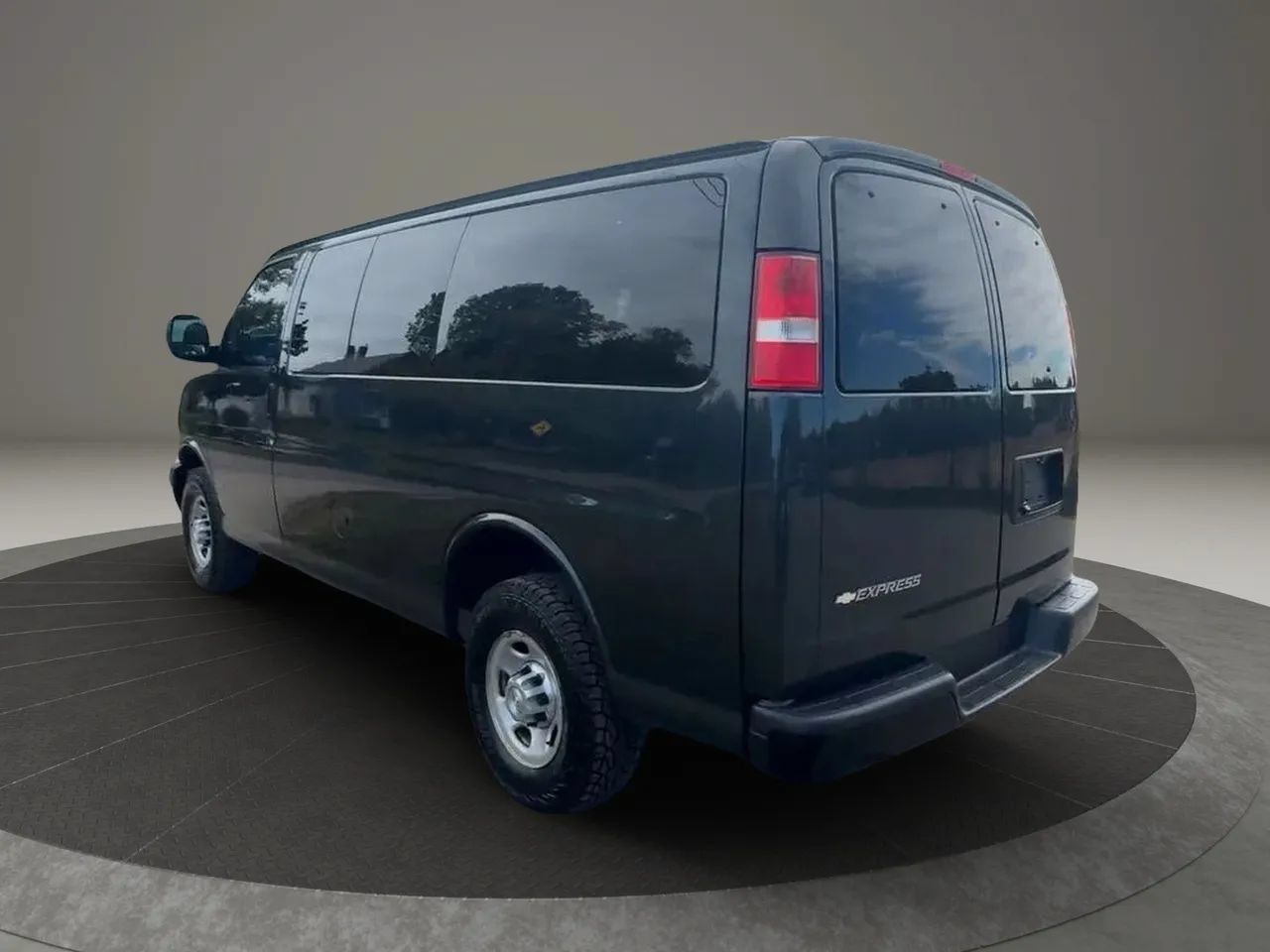 Used 2017 Chevrolet Express 2500 LS RWD image 4
