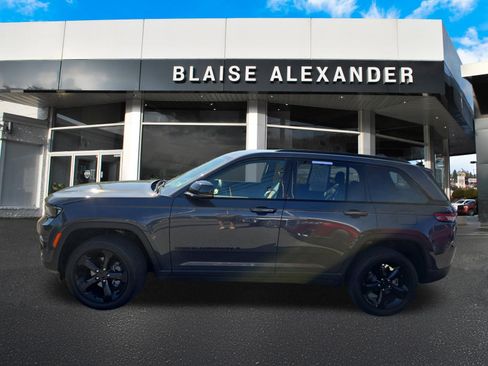 Used 2024 Jeep Grand Cherokee Altitude AWD/4WD image 7