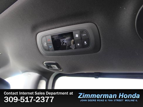 Used 2025 Chrysler Pacifica Limited image 10
