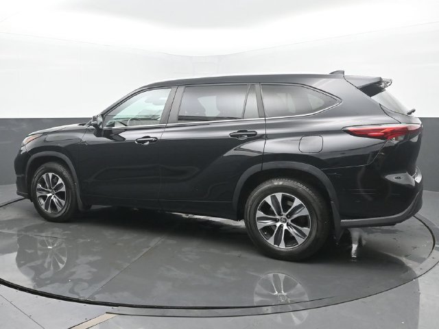Used 2023 Toyota Highlander XLE AWD/4WD image 3