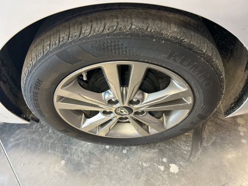 Used 2017 Hyundai Elantra SE image 14