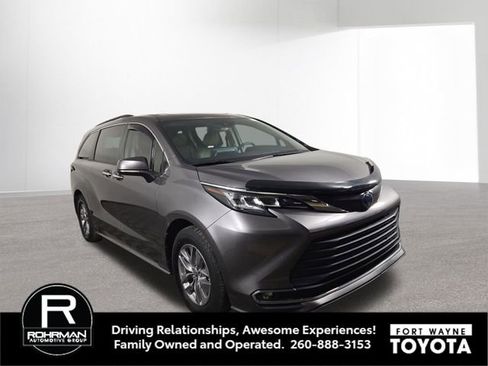 Used 2022 Toyota Sienna XLE w/ XLE Plus Package image 4