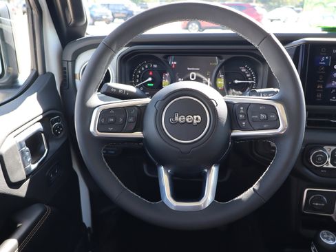 Used 2025 Jeep Wrangler Unlimited Sahara w/ Safety Group AWD/4WD image 14