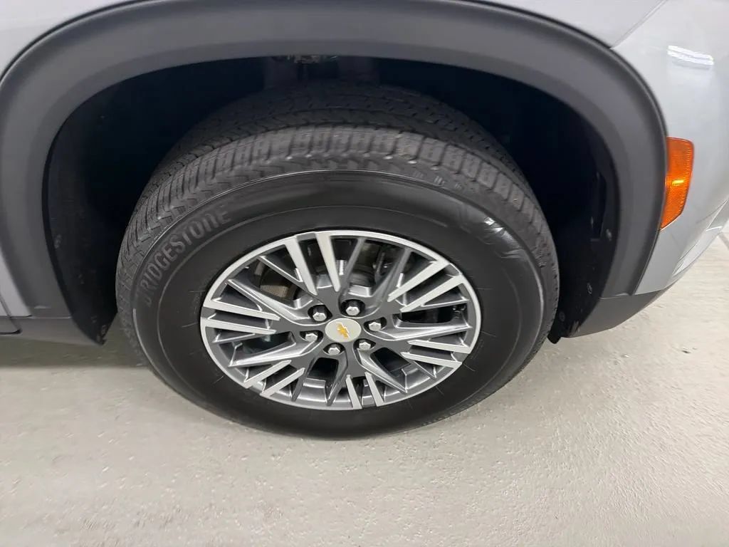 Used 2025 Chevrolet Traverse LT FWD image 4