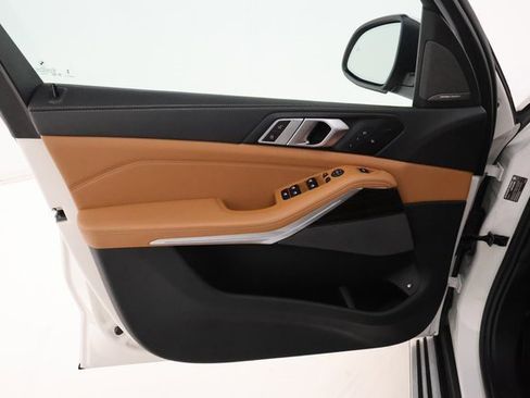 Used 2024 BMW X5 xDrive50e image 8