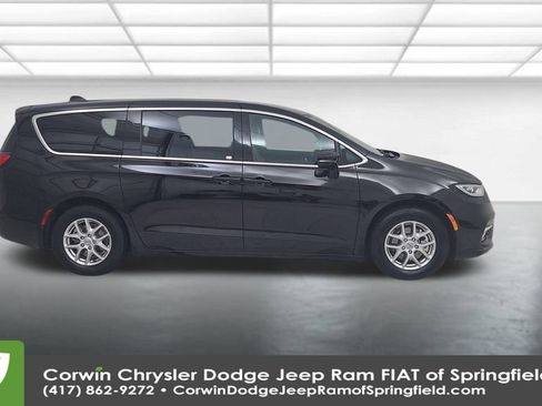 Certified 2025 Chrysler Pacifica Select image 17