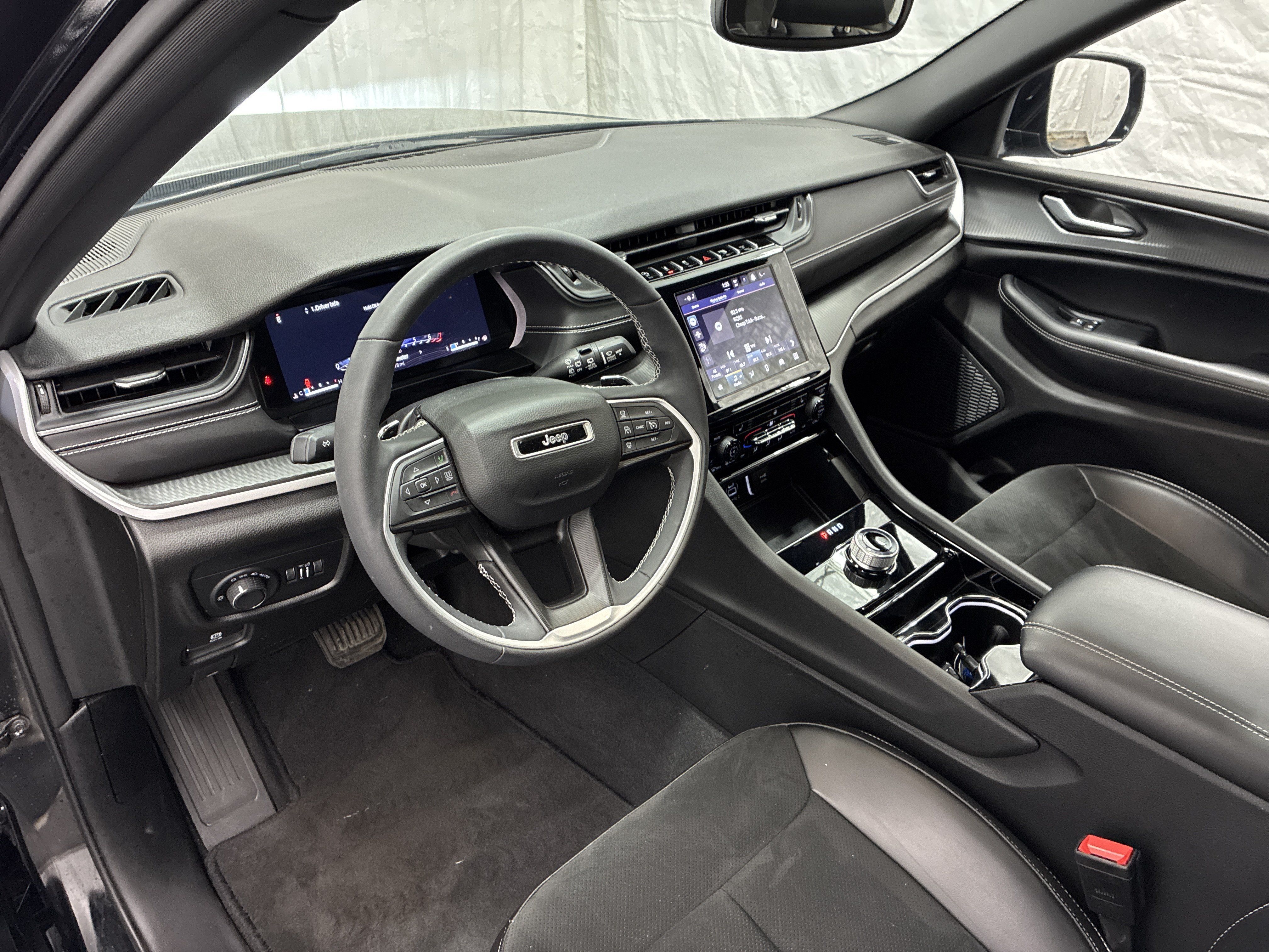 Used 2023 Jeep Grand Cherokee Altitude AWD/4WD image 15