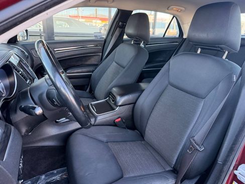 Used 2018 Chrysler 300 Touring w/ Chrome Appearance Package RWD image 11