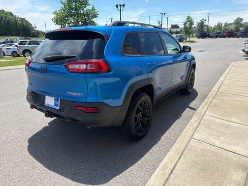 Used 2017 Jeep Cherokee Trailhawk w/ Comfort/Convenience Group AWD/4WD image 4