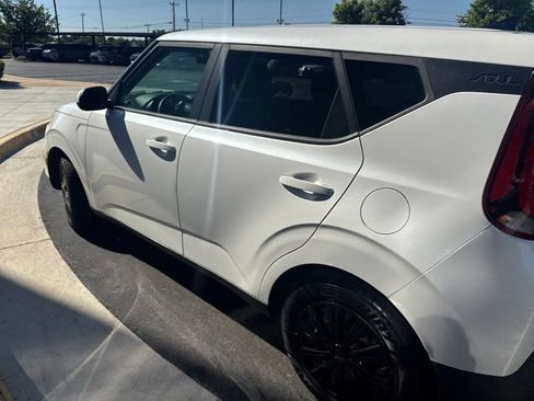 Used 2020 Kia Soul LX FWD image 3