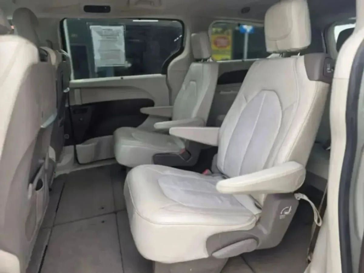 Used 2020 Chrysler Pacifica Touring-L Plus w/ Tire & Wheel Group FWD image 50