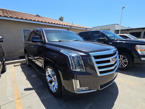 Used 2016 Cadillac Escalade Luxury RWD image 3