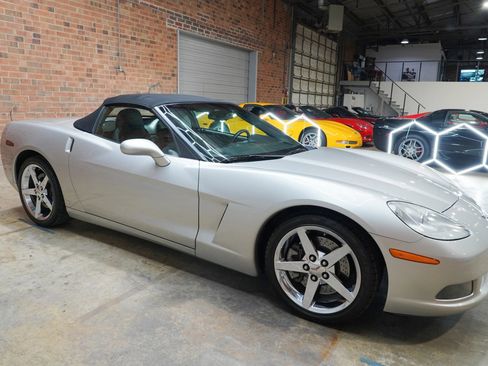 Used 2006 Chevrolet Corvette Coupe w/ Preferred Equipment Group RWD image 2