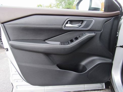 Used 2021 Nissan Rogue SV w/ Premium Package image 10