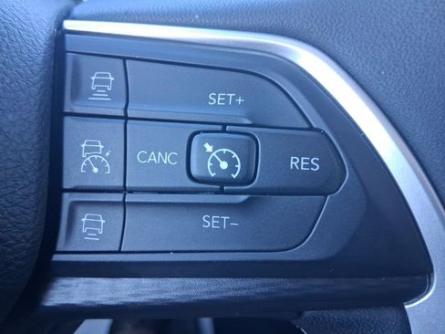 Used 2023 Jeep Grand Cherokee Laredo image 21