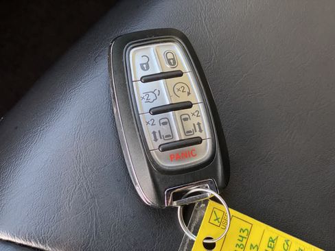 Used 2023 Chrysler Pacifica Touring-L FWD image 28