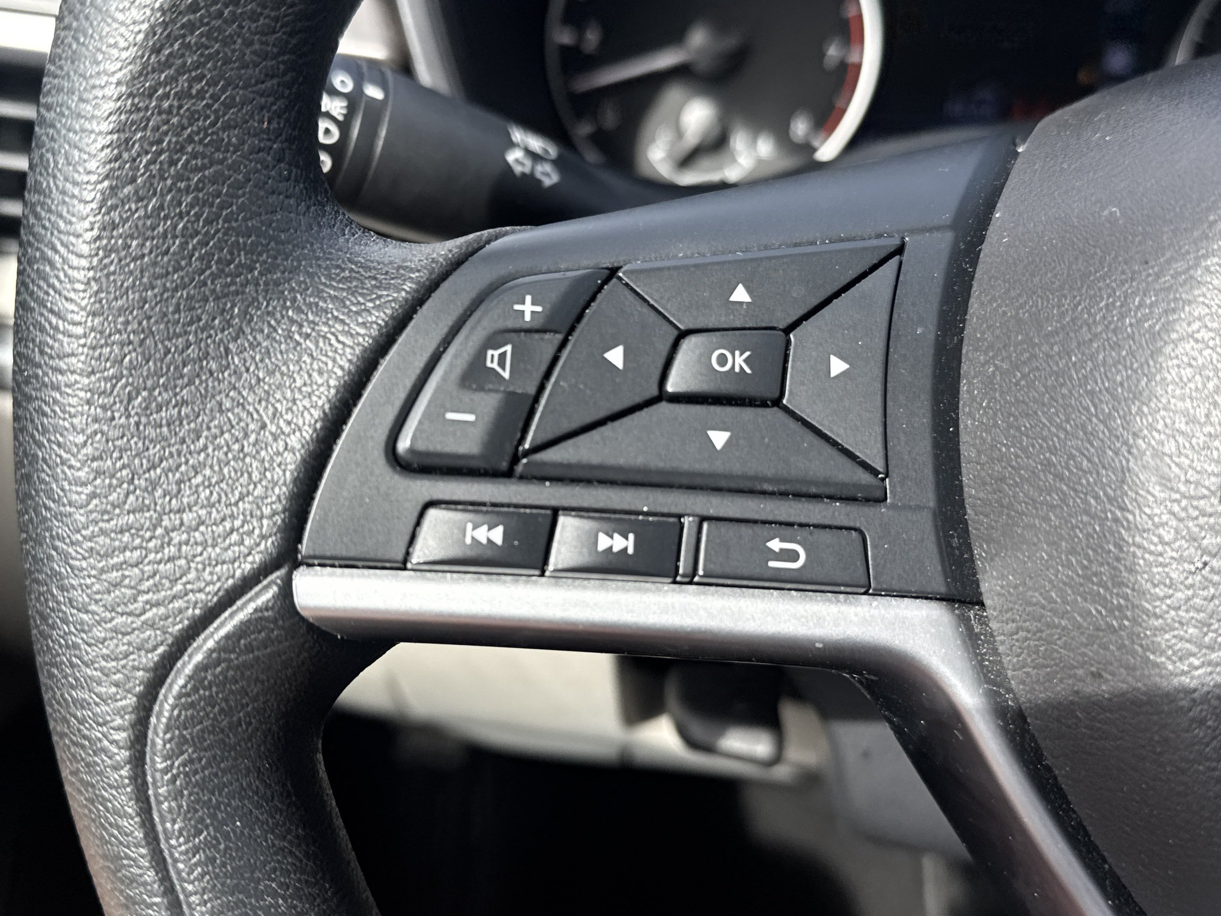 Used 2025 Nissan Altima 2.5 SV FWD image 31