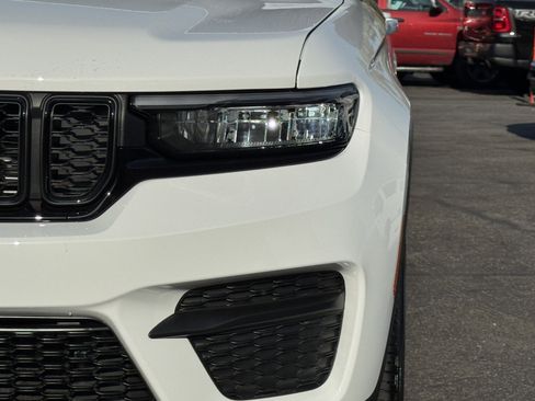 New 2025 Jeep Grand Cherokee Altitude image 13