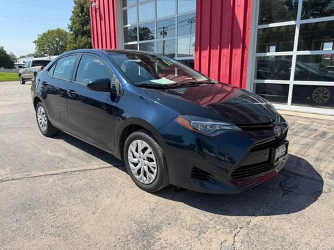 Used 2018 Toyota Corolla LE w/ Carpet Mat Package (TMS) FWD image 2