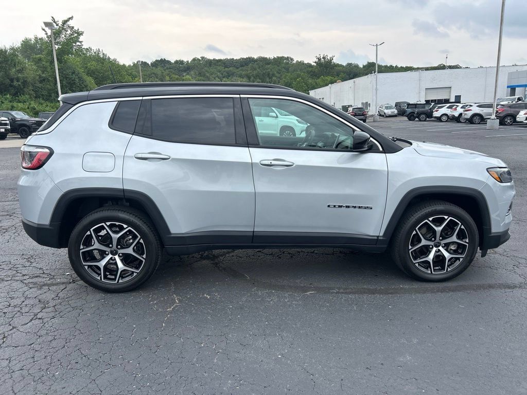 Used 2025 Jeep Compass Limited AWD/4WD image 4